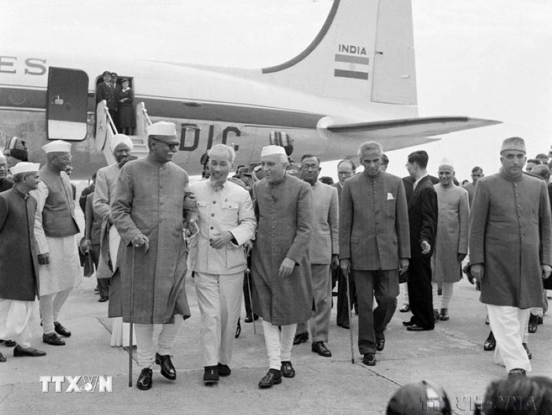 Tổng thống Prasat và Thủ tướng Jawaharlal Nehru ra sân bay New Delhi đón Chủ tịch Hồ Chí Minh thăm hữu nghị Ấn Độ từ ngày 5-14/2/1958. (Ảnh: Tư liệu TTXVN)