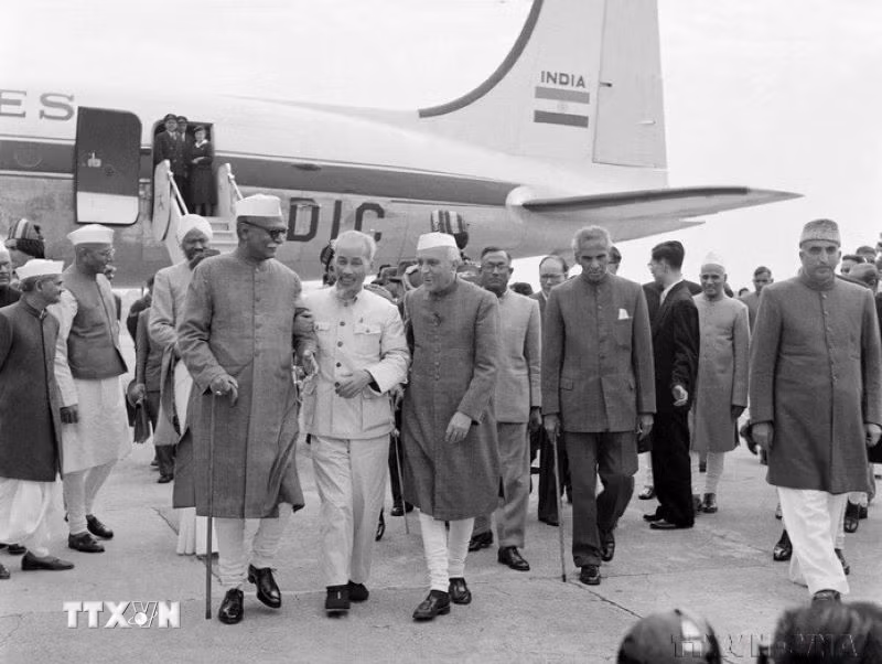 Tổng thống Prasat và Thủ tướng Jawaharlal Nehru ra sân bay New Delhi đón Chủ tịch Hồ Chí Minh thăm hữu nghị Ấn Độ từ ngày 5-14/2/1958. (Ảnh: Tư liệu TTXVN)