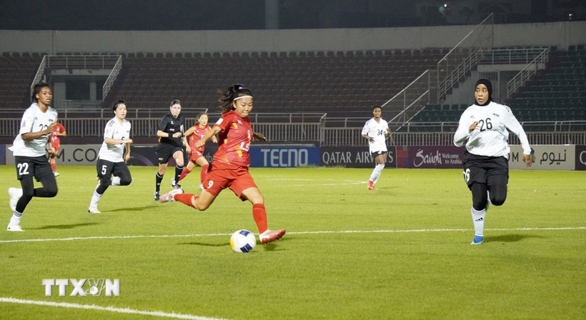 Đội nữ Thành phố Hồ Chí Minh (áo đỏ) đánh bại Abu Dhabi (áo trắng). (Ảnh: Trung Tuyến/TTXVN)