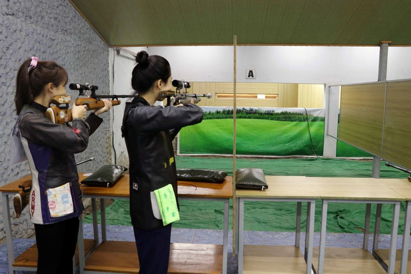 Các vận động viên thi đấu Giải vô địch Súng hơi Quốc gia năm 2025. (Ảnh: Hoàng Ngọc/TTXVN)