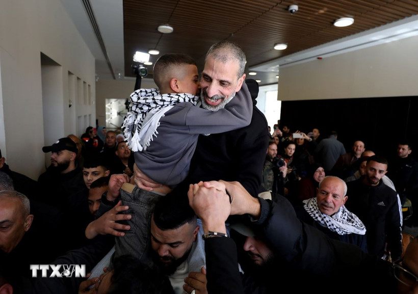 Tù nhân Palestine, được Hamas trả tự do, về tới thành phố Ramallah, Bờ Tây ngày 15/2/2025. (Ảnh: THX/TTXVN)