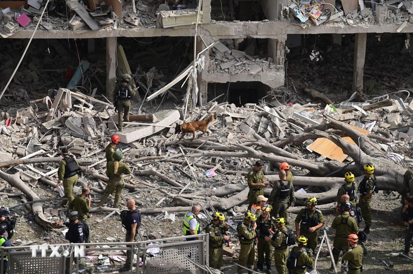 Tòa nhà bị phá hủy sau cuộc tấn công của Iran tại Tel Aviv, Israel. (Ảnh: THX/TTXVN)