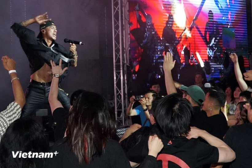 Anh Khoa bùng nổ trên sân khấu với ca khúc "Đường đến ngày vinh quang." (Ảnh: Phương Hoa/Vietnam+)