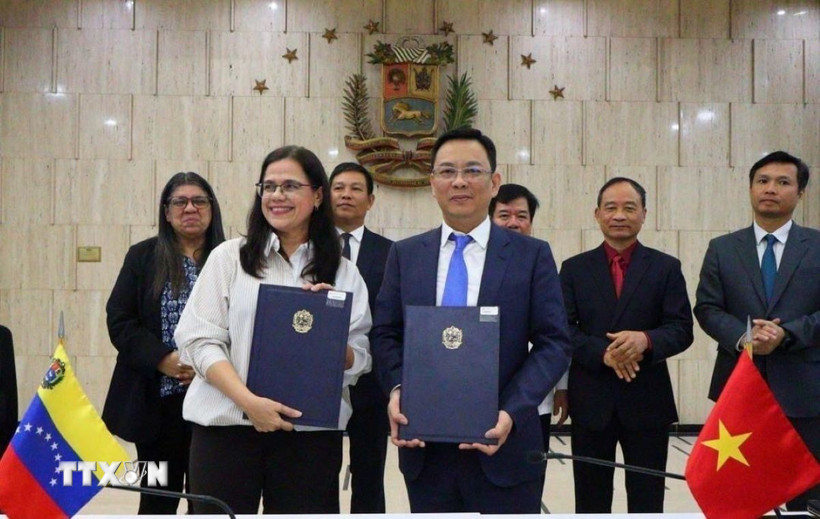 Lễ ký Bản ghi nhớ hợp tác giữa VUFO và Viện Simón Bolívar vì Hòa bình và Đoàn kết giữa các dân tộc (ISB). (Ảnh:TTXVN phát)