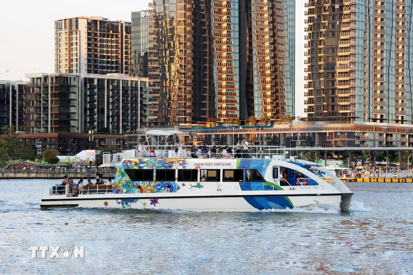 Tàu du lịch đưa khách tham quan Thành phố Hồ Chí Minh trên sông Sài Gòn. (Ảnh: Hồng Đạt/TTXVN)