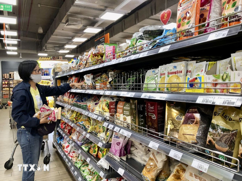 Người dân Thành phố Hồ Chí Minh mua sắm hàng tiêu dùng thiết yếu. (Ảnh: Mỹ Phương/TTXVN)