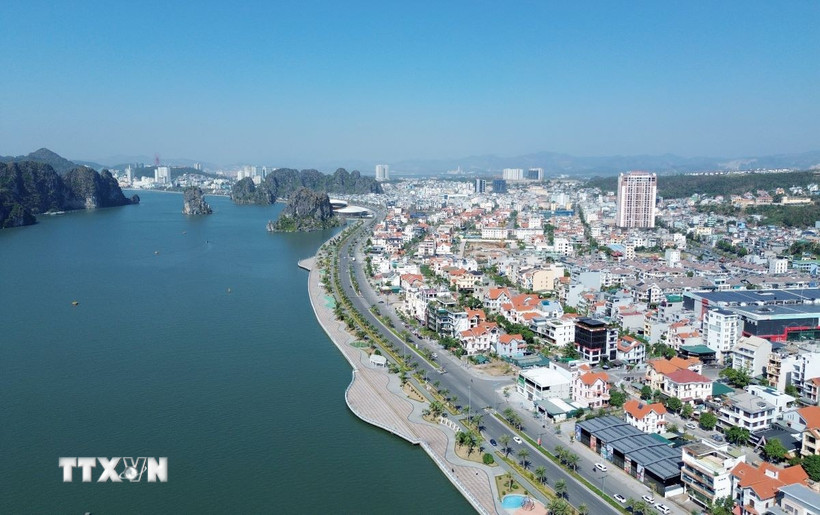 Tuyến đường uốn lượn bám theo Di sản thiên nhiên thế giới Vịnh Hạ Long. (Ảnh: Quốc Khánh/TTXVN)