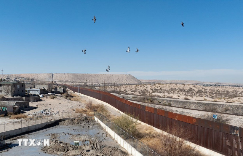 Một phần bức tường biên giới Mỹ-Mexico, tại Ciudad Juarez, Mexico, ngày 4/2/2025. (Ảnh: THX/TTXVN)