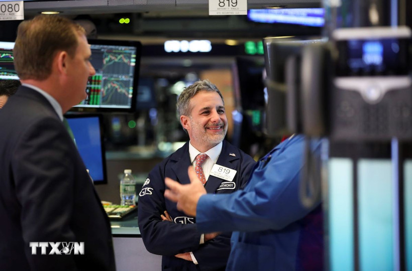 Giao dịch viên tại sàn chứng khoán New York, Mỹ. (Ảnh: THX/TTXVN)