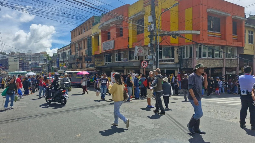 Trận động đất đã khiến người dân hoảng sợ, chạy ra khỏi các tòa nhà.