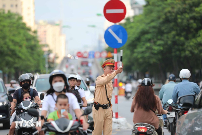 Lực lượng Cảnh sát Giao thông điều chỉnh giao thông. (Ảnh: Thanh Tùng/TTXVN)