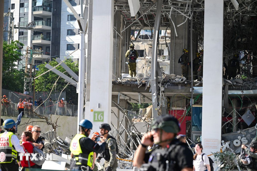 Tòa nhà bị phá hủy sau một vụ tấn công tại Ramat Gan, Israel. (Ảnh: THX/TTXVN)