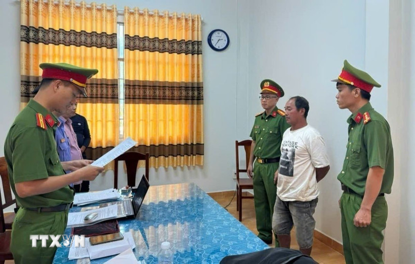 Các đối tượng liên quan bị khởi tố về hành vi lừa đảo chiếm đoạt tài sản. (Ảnh: TTXVN phát)