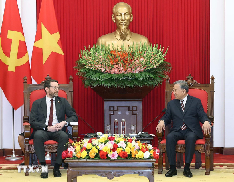 Tổng Bí thư Tô Lâm tiếp Đại sứ Anh tại Việt Nam Iain Frew. (Ảnh: Thống Nhất/TTXVN)