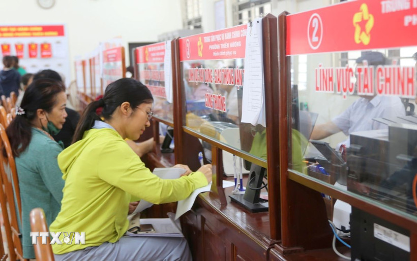 Người dân đến làm thủ tục hành chính công tại phường Thiên Hương. (Ảnh: Minh Thu/TTXVN)