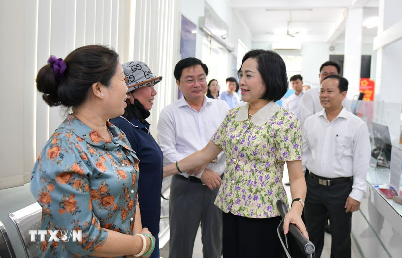 Phó Chủ tịch Quốc hội Nguyễn Thị Thanh kiểm tra hoạt động tại Trung tâm hành chính công xã Bến Lức. (Ảnh: Bùi Giang/TTXVN)