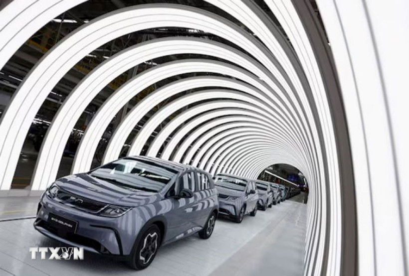 Xe ôtô điện bên trong nhà máy của hãng BYD ở Rayong, Thái Lan. (Ảnh: Reuters/TTXVN)