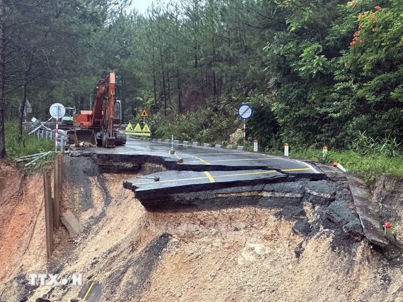 Lực lượng chức năng bố trí phương tiện tại khu vực sụt lún trên đèo Mimosa. (Ảnh: Chu Quốc Hùng/TTXVN)