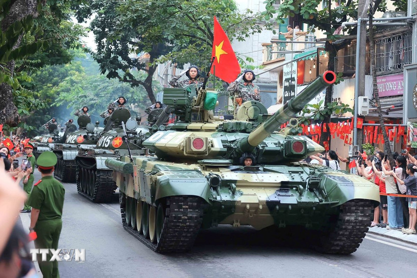 Khối xe Tăng thiết giáp cơ động đến nơi tập kết. (Ảnh: An Đăng/TTXVN)