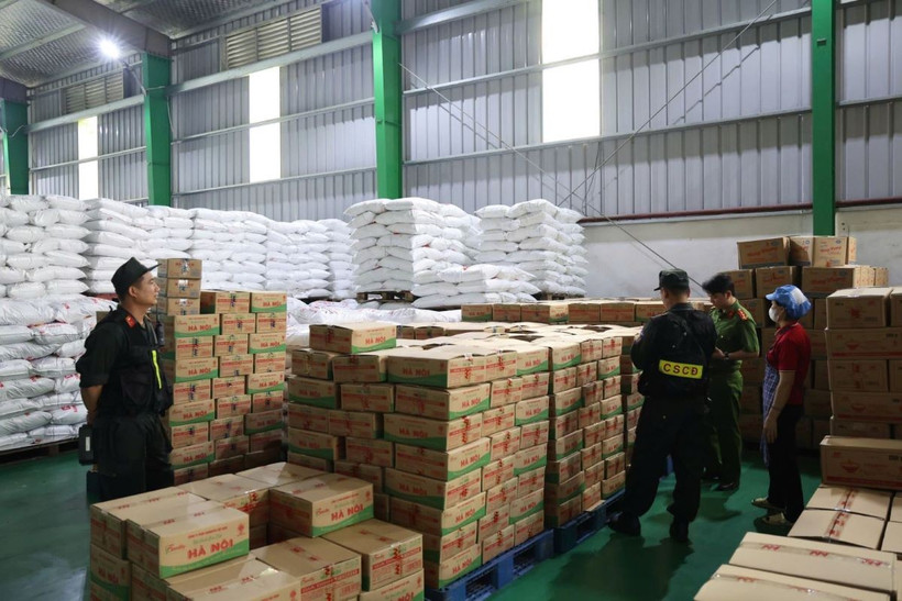 Công an tỉnh Phú Thọ bất ngờ đột kích, khám xét khẩn cấp xưởng sản xuất và kho hàng. (Nguồn: Công an Phú Thọ)