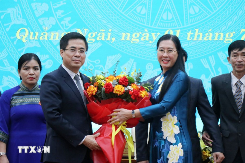 Bí thư Tỉnh ủy Quảng Ngãi Bùi Thị Quỳnh Vân tặng hoa chúc mừng Chủ tịch Ủy ban Nhân dân tỉnh, các Phó Chủ tịch và thành viên Ủy ban. (Ảnh: Phạm Cường/TTXVN)