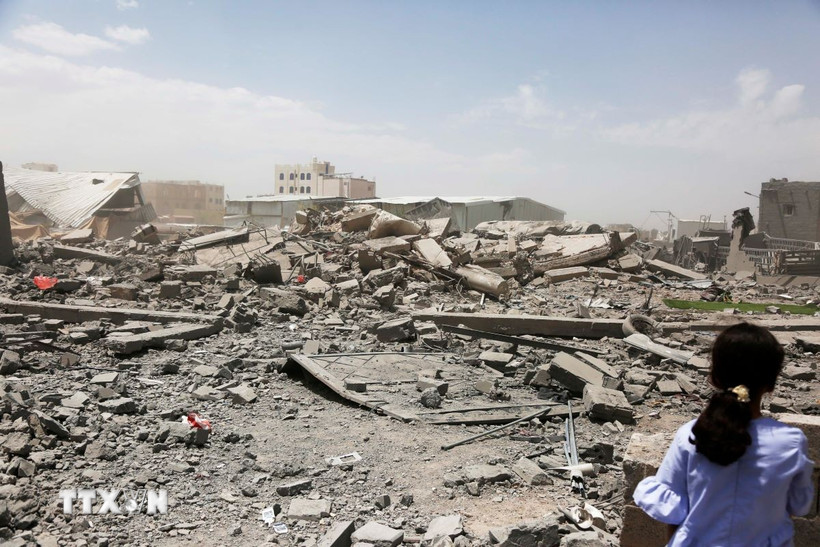 Cảnh đổ nát sau vụ không kích của Mỹ tại Sanaa, Yemen. (Ảnh: THX/TTXVN)