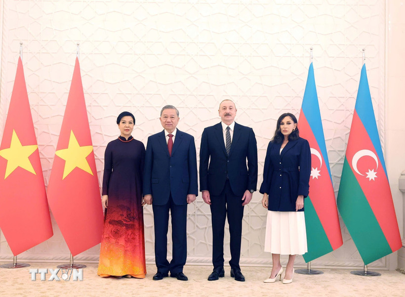 Tổng Bí thư Tô Lâm và Phu nhân cùng Tổng thống Azerbaijan Ilham Aliyev và Phu nhân chụp ảnh chung. (Ảnh: Thống Nhất/TTXVN)