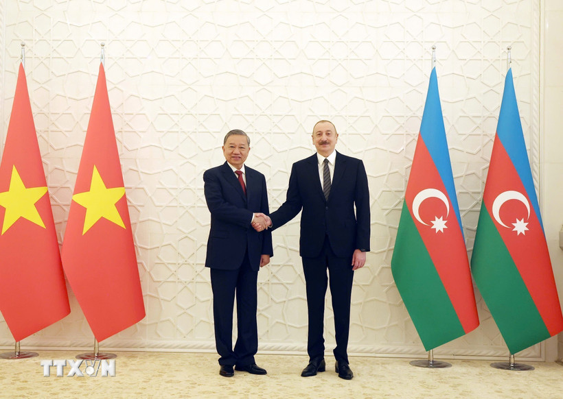 Tổng Bí thư Tô Lâm và Tổng thống Azerbaijan Ilham Aliyev chụp ảnh chung. (Ảnh: Thống Nhất/TTXVN)