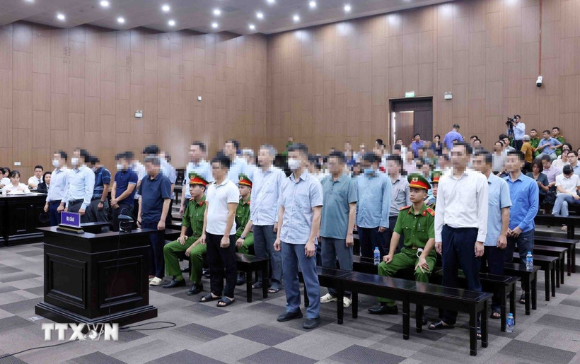 Các bị cáo nghe Tòa tuyên án. (Ảnh: Phạm Kiên/TTXVN)