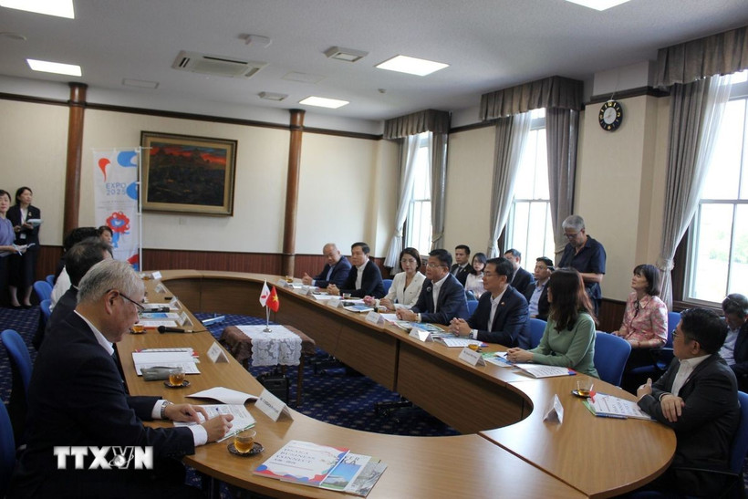 Phó Thủ tướng Chính phủ Lê Thành Long tiếp Thống đốc tỉnh Osaka Yoshimura Hirofumi. (Ảnh: TTXVN)