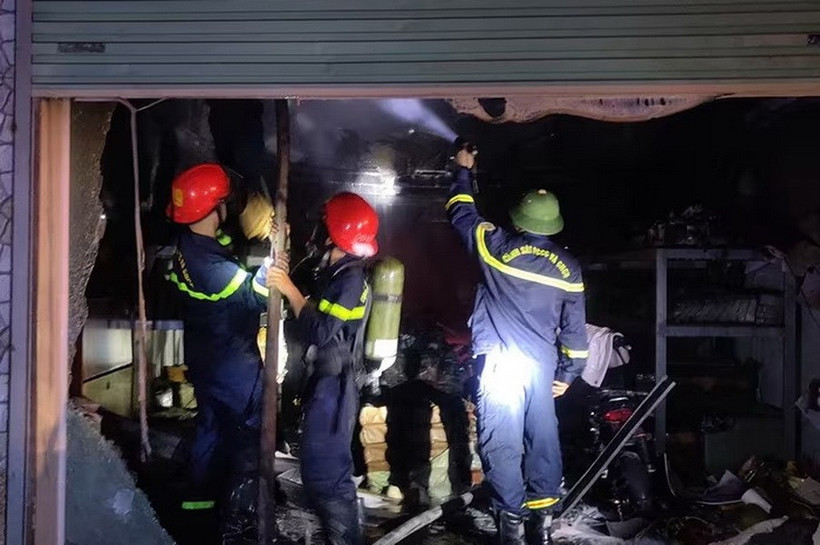 Lực lượng phòng cháy chữa cháy dập tắt đám cháy tại cửa hàng phụ tùng xe máy điện. (Nguồn: Báo Bắc Giang)