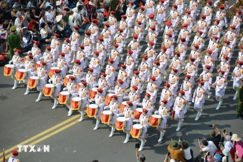 Màn diễu binh ấn tượng của các lực lượng quân đội, công an trên đường phố. (Ảnh: TTXVN)