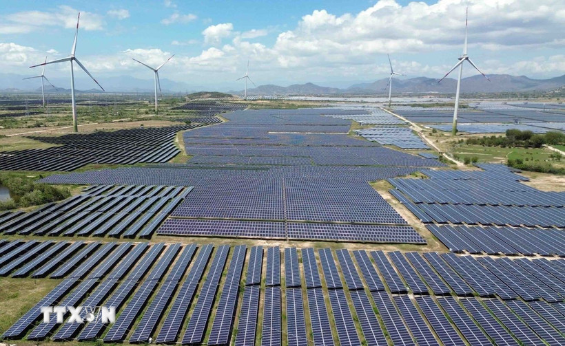 Dự án điện gió, điện năng lượng mặt trời tại xã Bắc Phong, huyện Thuận Bắc, tỉnh Ninh Thuận. (Ảnh: Trần Việt/TTXVN)