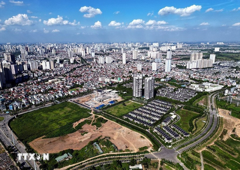 Thủ tục này bao gồm 16 bước, trong đó bước đầu tiên là cơ quan quản lý đất đai lập dự án xây dựng bảng giá đất, xác định nội dung, tiến độ, kinh phí. (Ảnh: Tuấn Anh/TTXVN)