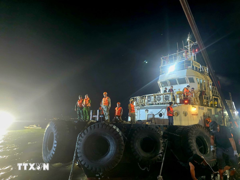 Phó Thủ tướng Trần Hồng Hà chỉ đạo tìm kiếm xuyên đêm vụ lật tàu du lịch trên vịnh Hạ Long. (Ảnh: Thanh Vân/TTXVN)