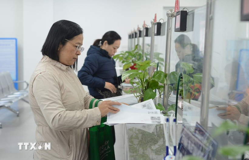 Khách hàng làm thủ tục tại Bảo hiểm xã hội thành phố Đà Nẵng. (Ảnh: Văn Dũng/TTXVN)