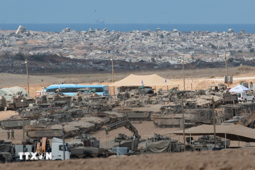 Xe quân sự Israel được triển khai tại biên giới với Gaza ngày 10/10/2025. (Nguồn: THX/TTXVN)