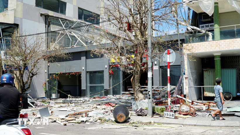 Nhà hàng trên đường Xuân Diệu (Gia Lai) bị sập hoàn toàn. (Ảnh: Đình Quân/TTXVN)