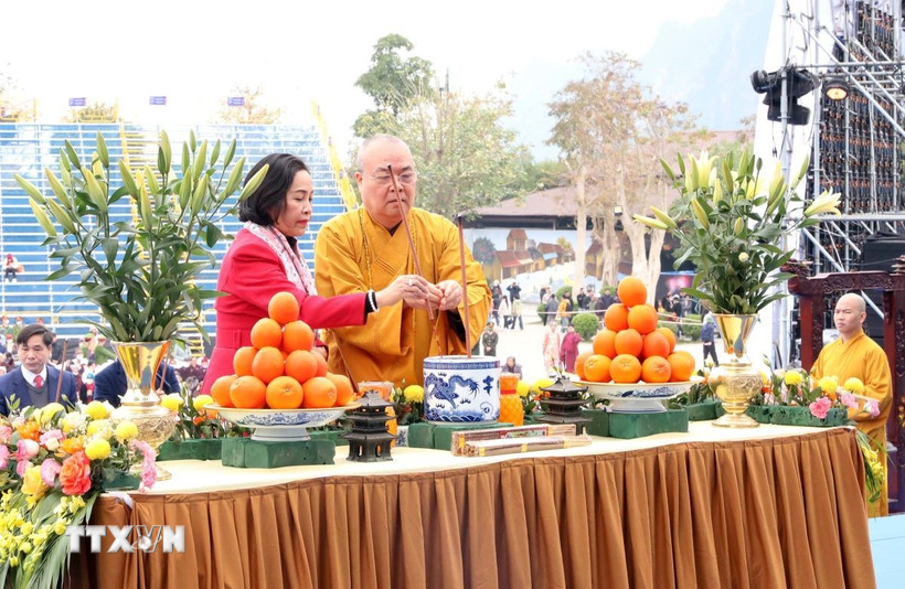 Phó Chủ tịch Quốc hội Nguyễn Thị Thanh dâng hương thực hiện nghi lễ cầu quốc thái dân an. (Ảnh: Đại Nghĩa/TTXVN)