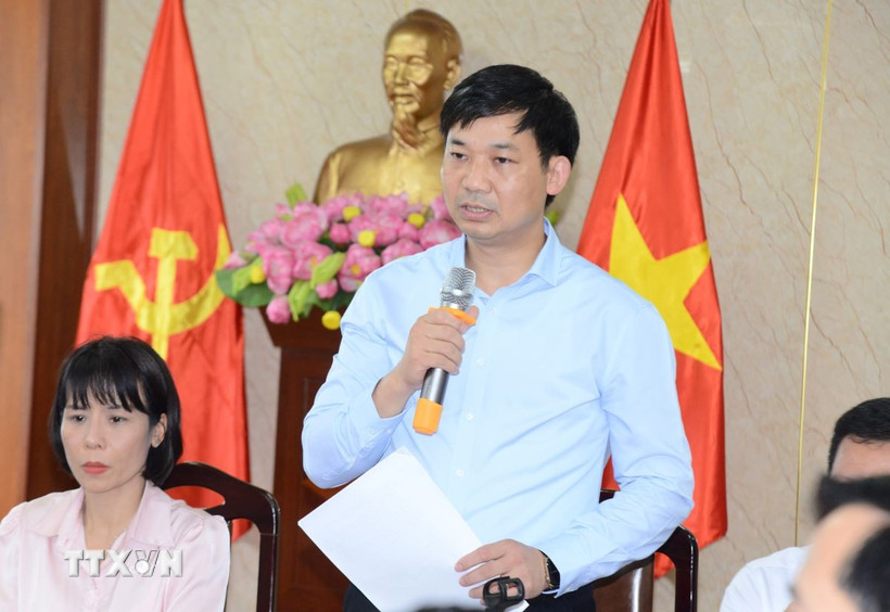 Phó Chủ tịch UBND tỉnh Quảng Ninh Nguyễn Văn Công thông tin về vụ lật tàu. (Ảnh: Thanh Vân/TTXVN)