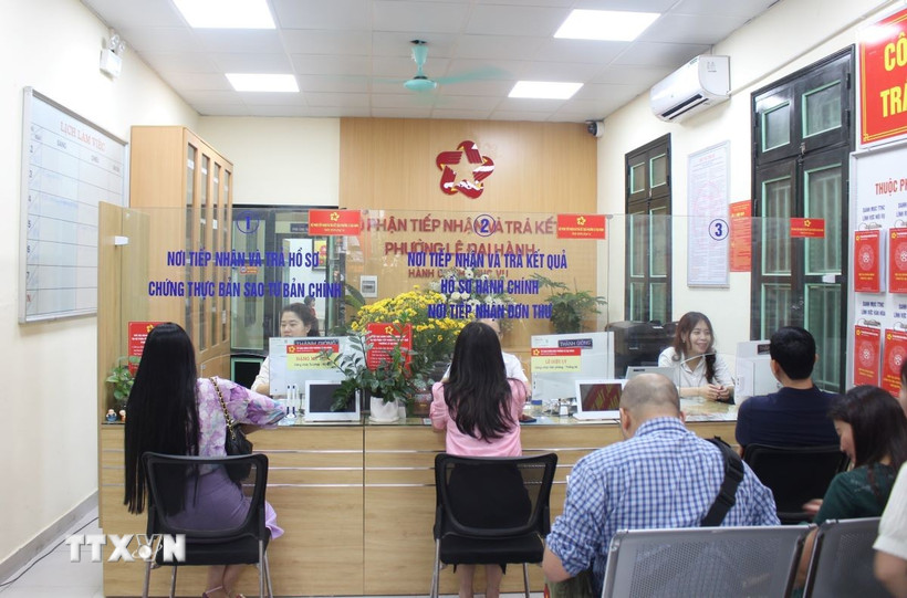 UBND phường Hai Bà Trưng nghiêm túc trong ngày đầu vận hành thử nghiệm mô hình chính quyền hai cấp. Ảnh: (Nguyễn Thắng/TTXVN)