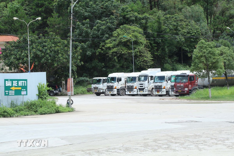 Phương tiện chở hàng hóa xuất nhập khẩu dừng đỗ gọn gàng, đảm bảo thông thoáng trong khu vực cửa khẩu chính Chi Ma (Lạng Sơn). (Ảnh: Quang Duy/TTXVN)