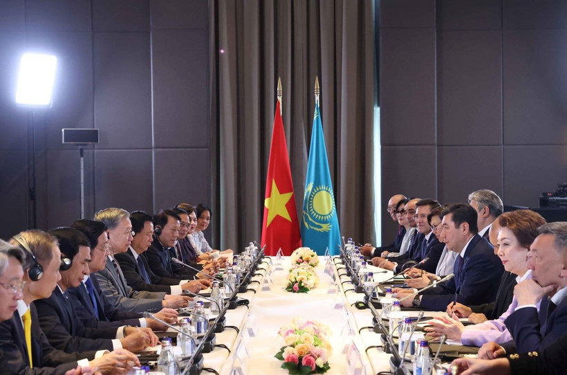 Tổng Bí thư Tô Lâm hội kiến Chủ tịch Hạ viện Kazakhstan, Chủ tịch Đảng Amanat cầm quyền Erlan Koshanov. (Ảnh: Thống Nhất/TTXVN)