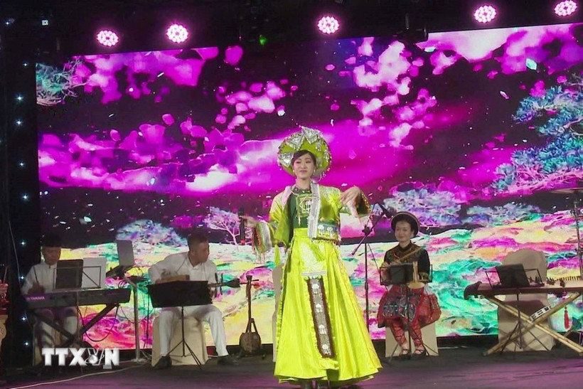 Ca sỹ Hà Myo và dàn nhạc trong tiết mục Hát Xẩm "Cô đôi thượng ngàn." (Ảnh: Việt Dũng/TTXVN)