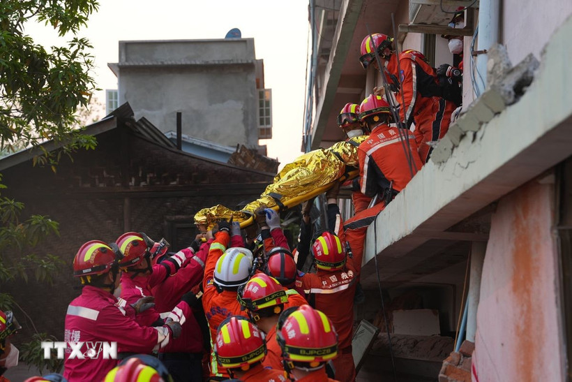 Lực lượng cứu hộ giải cứu người sống sót sau trận động đất tại Mandalay, Myanmar, ngày 2/4/2025. (Ảnh: THX/TTXVN)