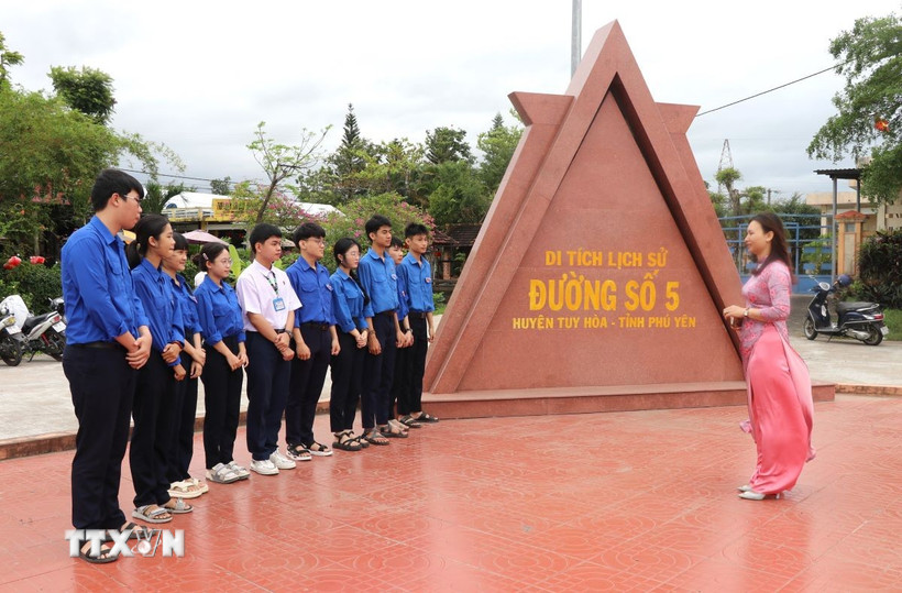 Đoàn viên thanh niên tham quan Di tích lịch sử Chiến thắng Đường 5 (thị trấn Phú Thứ, huyện Tây Hòa). (Ảnh: Tường Quân/TTXVN)