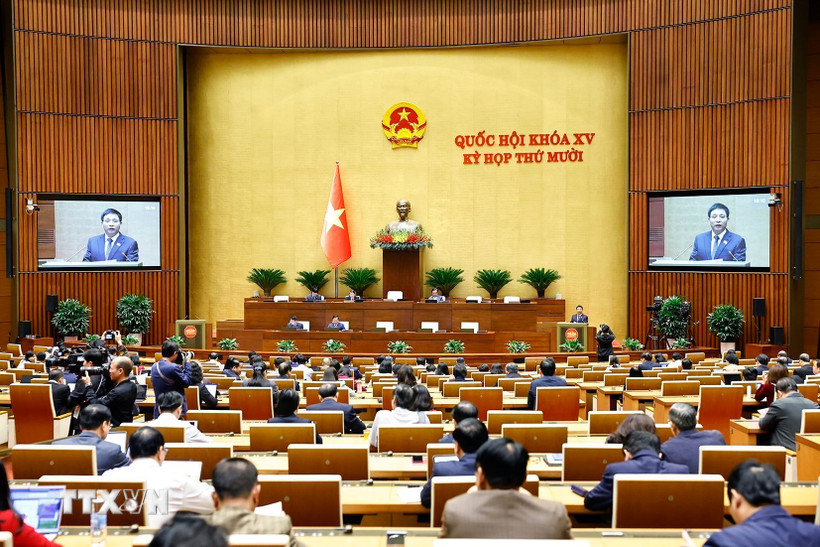 Bộ trưởng Bộ Tài chính Nguyễn Văn Thắng, thừa ủy quyền của Thủ tướng Chính phủ trình bày Tờ trình về 05 dự án: Luật Đầu tư (sửa đổi); Luật sửa đổi, bổ sung một số điều của Luật Quản lý nợ công; Luật sửa đổi, bổ sung một số điều Luật Kinh doanh bảo hiểm; Luật sửa đổi, bổ sung một số điều của Luật Thống kê; Luật sửa đổi, bổ sung một số điều của Luật Giá. (Ảnh: Doãn Tấn/TTXVN)