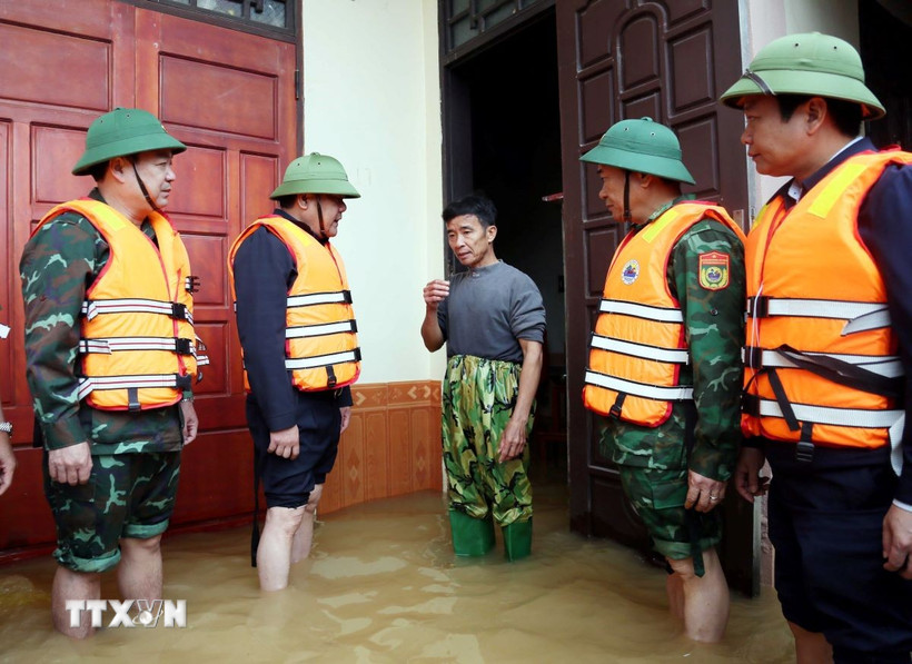 Chủ tịch UBND tỉnh Quảng Trị Trần Phong thăm hỏi, động viên người dân vùng bị cô lập do mưa lũ tại thôn Đồng Tư. (Ảnh: Tá Chuyên/TTXVN)