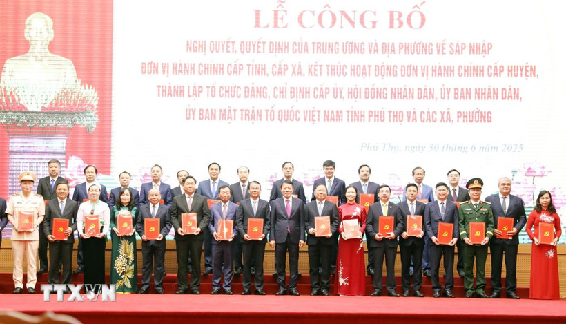 Đại tướng Lương Tam Quang, Bộ trưởng Bộ Công an, trao các nghị quyết, quyết định về việc thành lập tổ chức Đảng, chỉ định cấp ủy, bố trí nhân sự giữ các chức danh chủ chốt trong hệ thống chính trị mới. (Ảnh: Tạ Toàn/TTXVN)