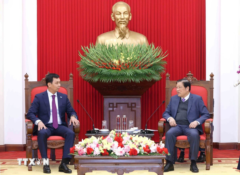 Trưởng Ban Nội chính Trung ương Phan Đình Trạc và Chủ tịch Cơ quan chống tham nhũng Cộng hòa Kazakhstan Zhumagali Askhat. (Ảnh: Phương Hoa/TTXVN)